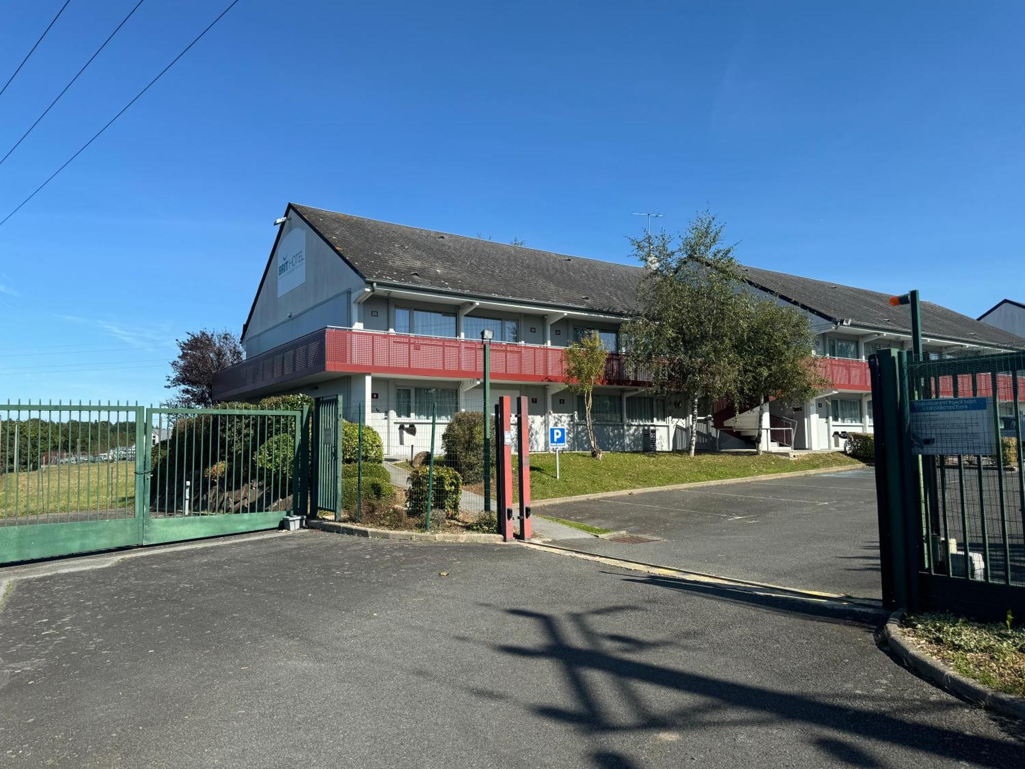 Brit Hotel Mayenne Kültér fotó