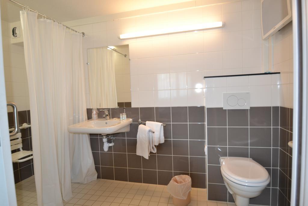 Brit Hotel Mayenne Kültér fotó