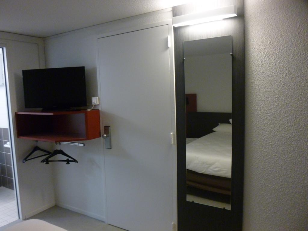 Brit Hotel Mayenne Szoba fotó