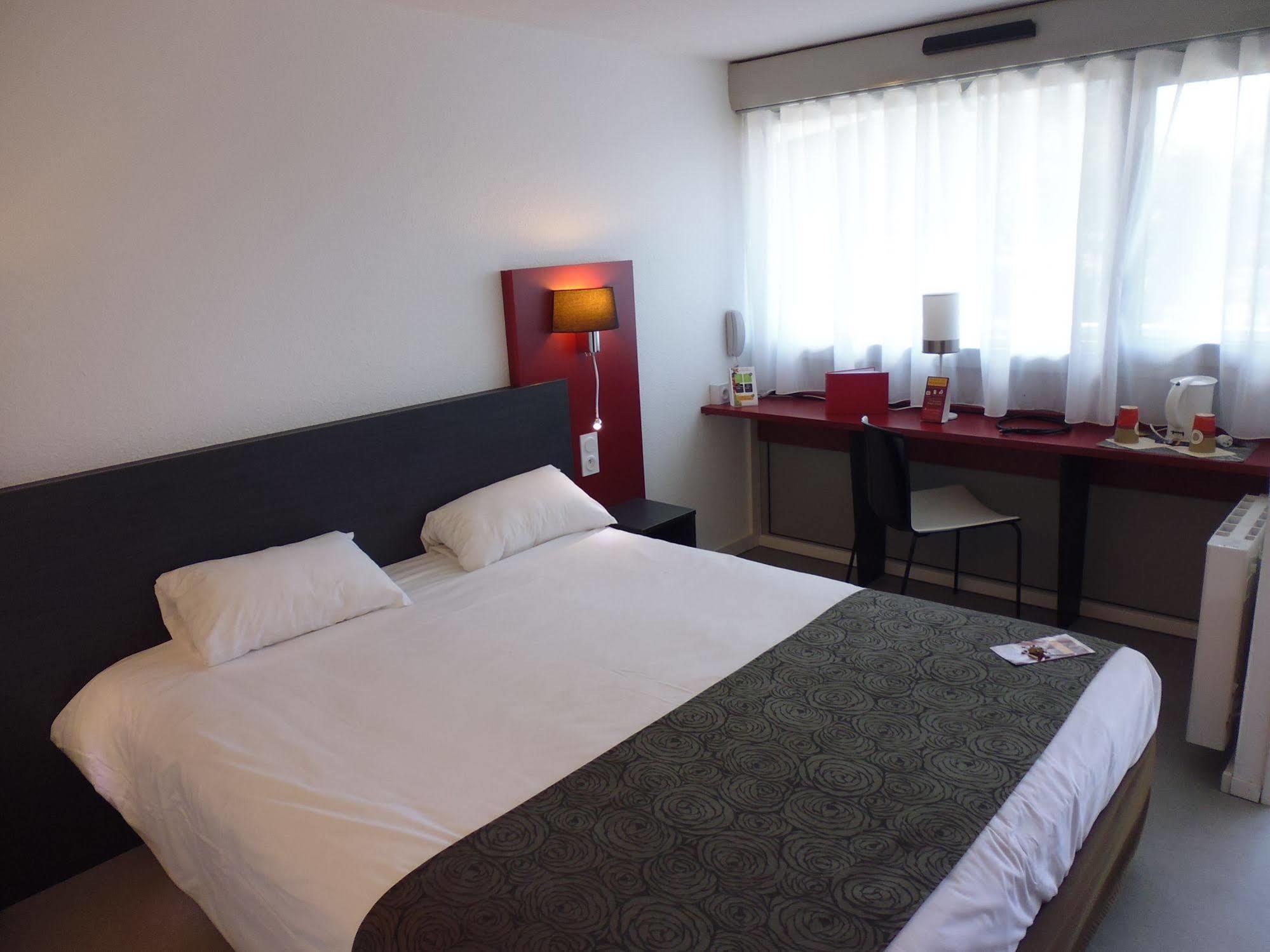 Brit Hotel Mayenne Kültér fotó