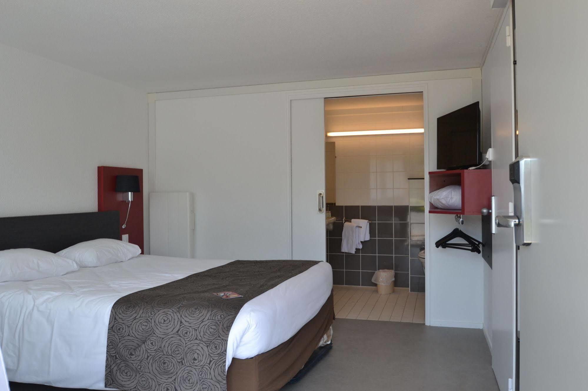 Brit Hotel Mayenne Kültér fotó