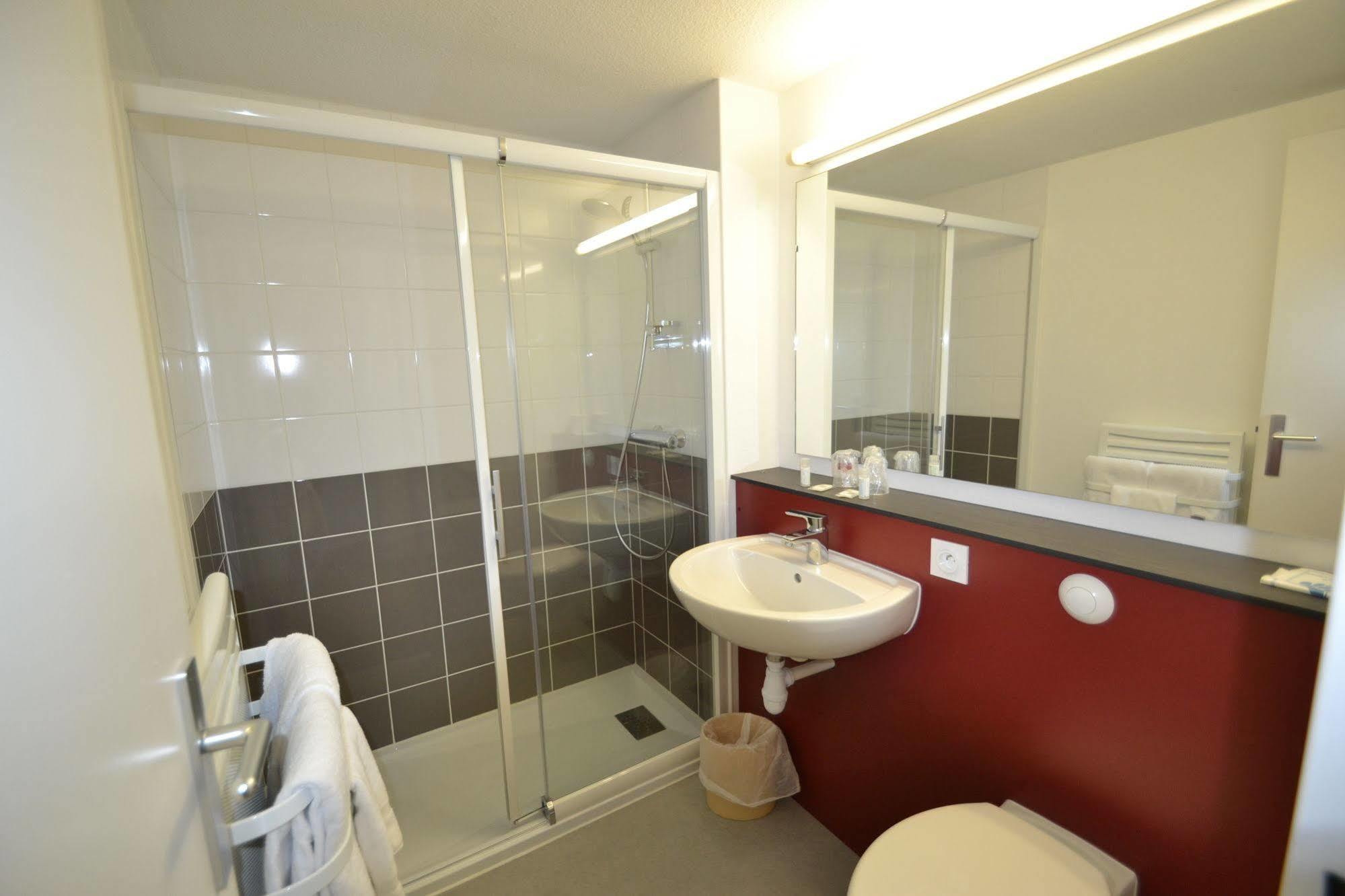 Brit Hotel Mayenne Kültér fotó