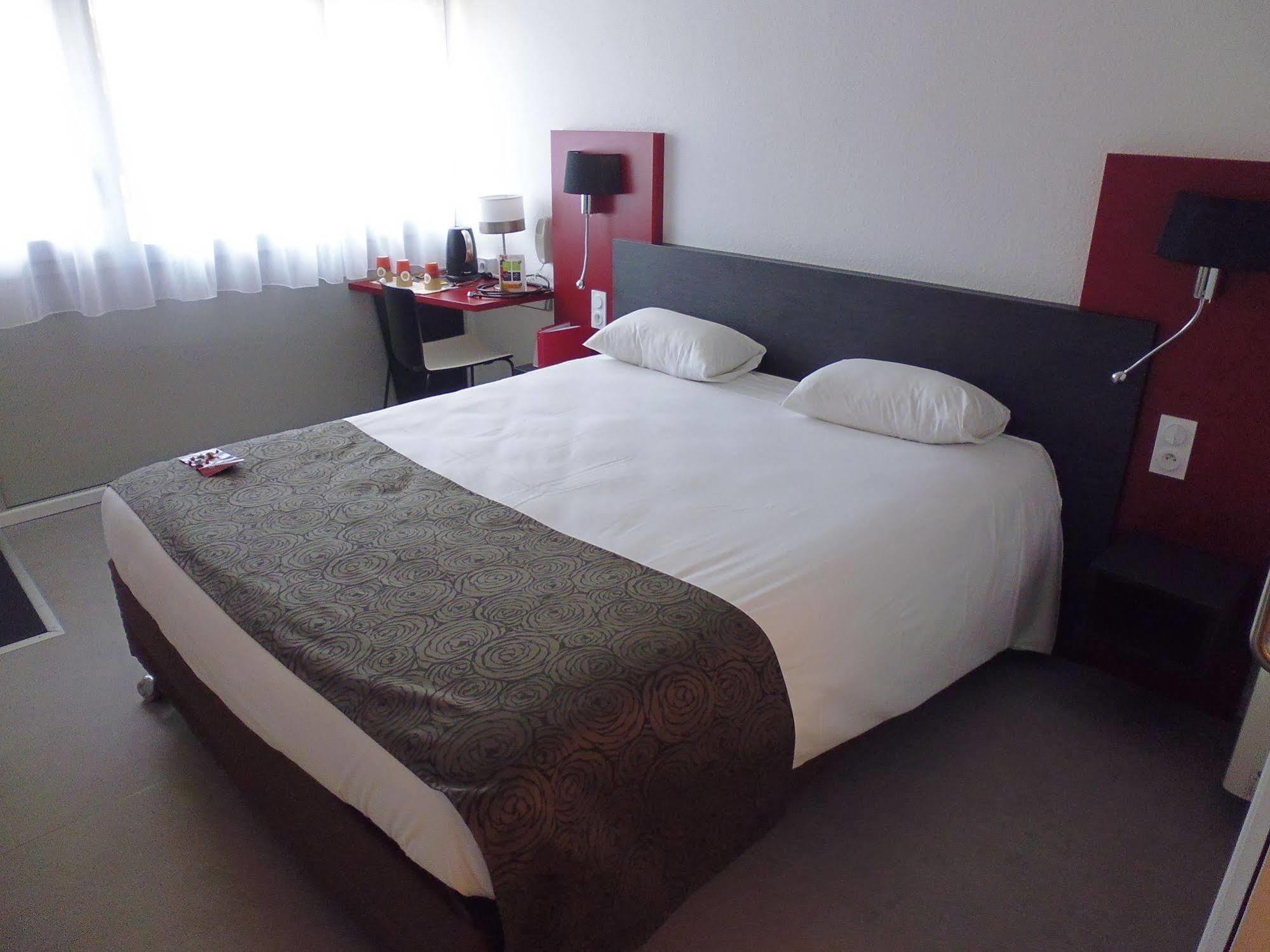 Brit Hotel Mayenne Kültér fotó