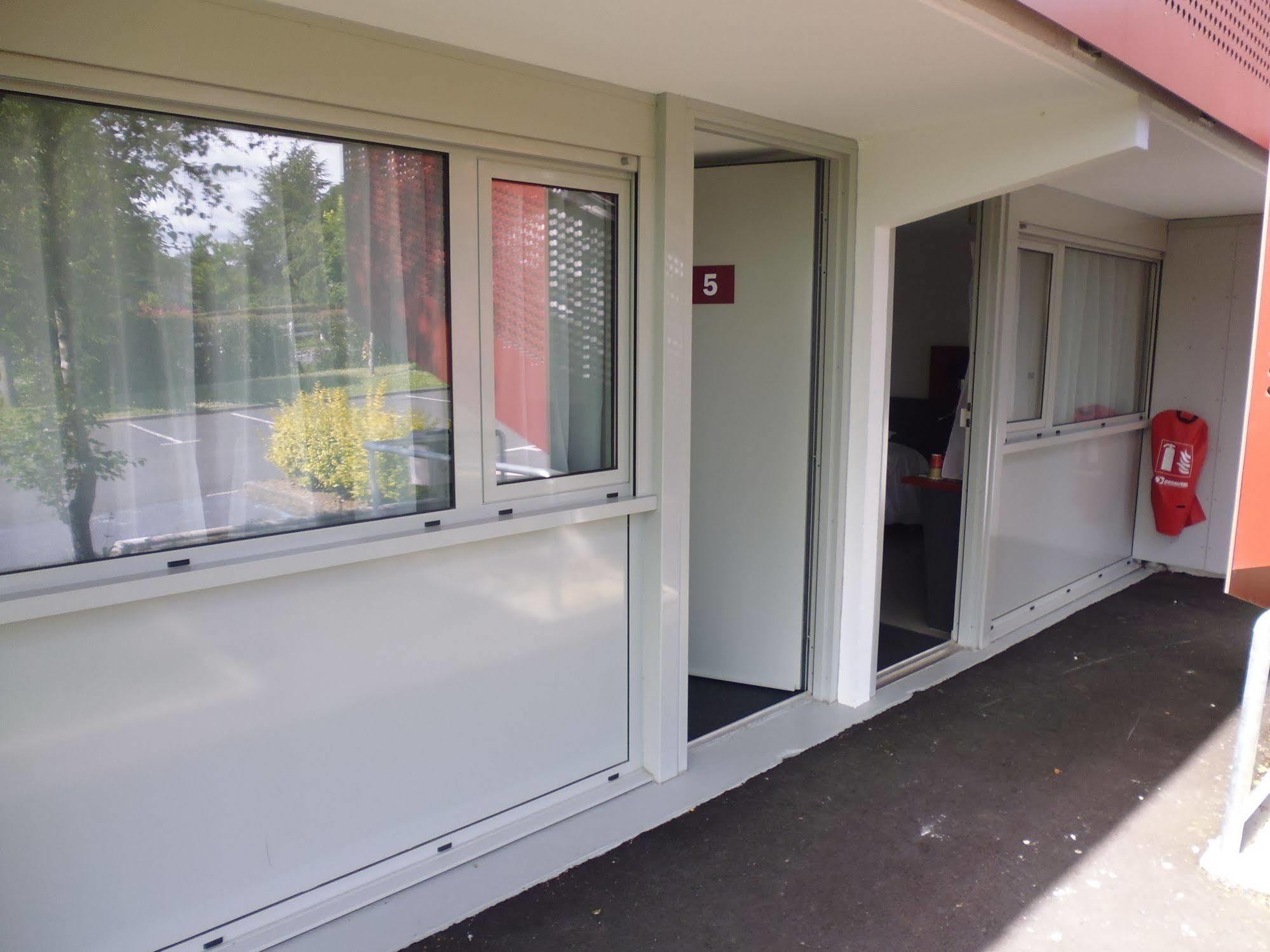 Brit Hotel Mayenne Kültér fotó